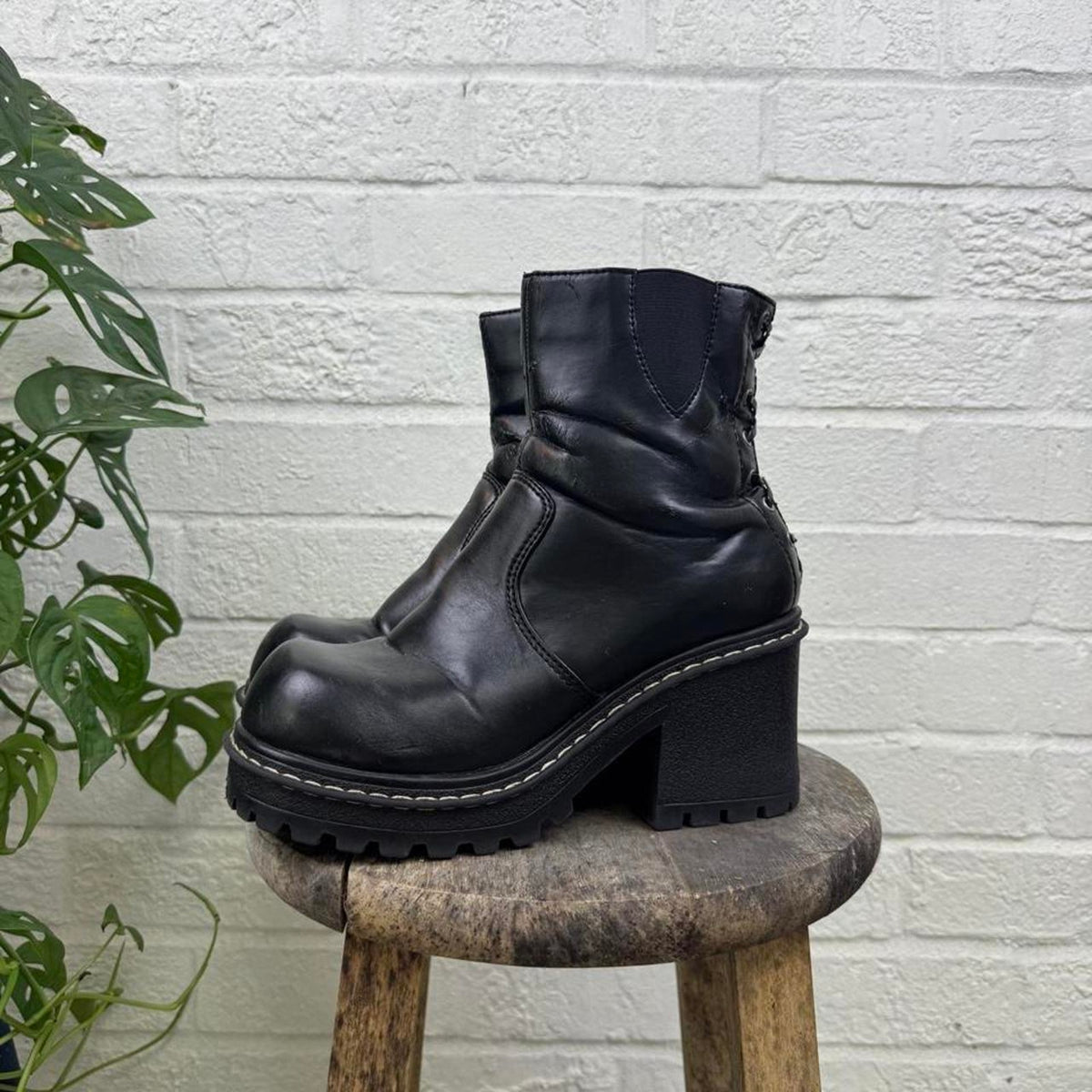 Insane Vintage 2000’s No Boundaries Platform Boots