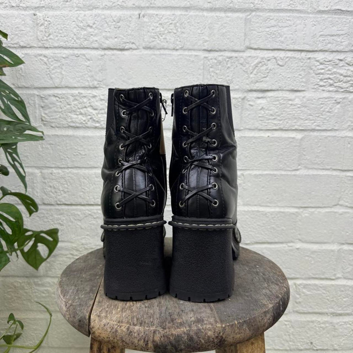 Insane Vintage 2000’s No Boundaries Platform Boots